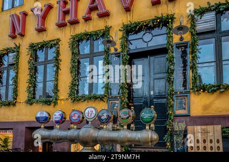 Nahaufnahme eines Bierzapfens vom Fass vor dem Restaurant Nyhavn 17 in Kopenhagen, 25. November 2023 Stockfoto