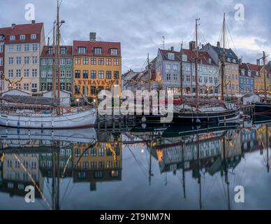 weihnachtsdekoration am Nyhavn-Kanal in Kopenhagen in der blauen Stunde, 25. November 2023 Stockfoto