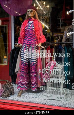 Vintage Kleidung in der das Fenster von Armstrong DLW vintage Clothing Store in Edinburgh, Schottland, Großbritannien. Stockfoto