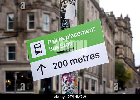 Rail Replacement Bus Stop Schild vor der Waverley Station in Edinburgh, Schottland, Großbritannien. Stockfoto