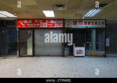 Zwei geschlossene Verkaufsstände in der East Broadway Mall, 88 E Broadway, New York City in Manhattan Chinatown. Stockfoto