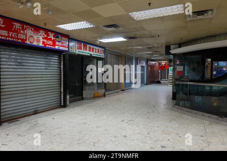 Zwei geschlossene Verkaufsstände in der East Broadway Mall, 88 E Broadway, New York City in Manhattan Chinatown. Stockfoto