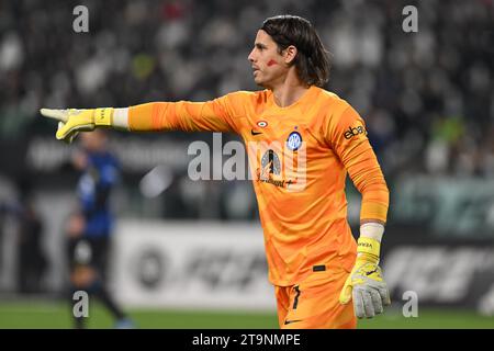 Turin, Italien. November 2023. Yann Sommer vom FC Inter während des Fußballspiels der italienischen Serie A zwischen dem FC Juventus und dem Inter FC Internazionale am 26. November 2023 im Allianz Stadium in Turin. Kredit: Tiziano Ballabio Kredit: Tiziano Ballabio/Alamy Live News Stockfoto