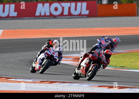 Valencia, Spanien. November 2023. Rennen des Grand Prix von Motul des Comunitat Valenciana der MotoGP auf dem Ricardo Tormo Circuit. 26. November 2023 im Bild: Francesco Bagnaia und Johann Zarco Carreras del Gran Premio de MotoGP de la Comunidad Valenciana en el Circuito Ricardo Tormo. 26 de Noviembre de 2023 POOL/MotoGP.com/Cordon Pressebilder sind nur für redaktionelle Zwecke bestimmt. Obligatorischer Vermerk: © MotoGP.com Credit: CORDON PRESS/Alamy Live News Stockfoto