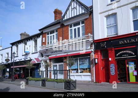 Irland, kleine Stadt Hauptstraße mit bunten alten Geschäften und Restaurants Stockfoto