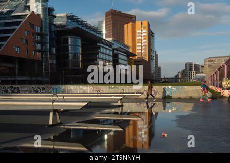 Berlin, Deutschland. November 2023. 19.11.2023, Berlin. Man läuft an einem großen Pool, etwa 100 Meter vom Potsdamer Platz im Tilla-Durieux-Park entfernt. Ein Mensch spiegelt sich in der Wasseroberfläche. Kredit: Wolfram Steinberg/dpa Kredit: Wolfram Steinberg/dpa/Alamy Live News Stockfoto