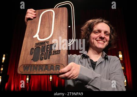 Antwerpen, Belgien. November 2023. Bert Schrijvers feiert auf dem Podium, nachdem er am Sonntag, den 26. November 2023, die letzte Show des Humo Comedy Cup 2023 in der Arenbergschouwburg in Antwerpen gewonnen hat. Humo's Comedy Cup ist ein Wettbewerb, der von der Wochenzeitschrift Humo organisiert wird, um die größten Comedy-Talente zu belohnen. BELGA FOTO NICOLAS MAETERLINCK Credit: Belga News Agency/Alamy Live News Stockfoto