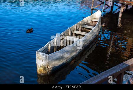 Verlassenes altes hölzernes Fischerboot Stockfoto