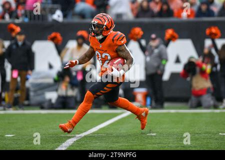 Cincinnati, Ohio, USA. November 2023. 26. November 2023 Cincinnati Bengals Running Back Trayveon Williams (32) Running mit dem Ball während Pittsburgh Steelers vs Cincinnati Bengals in Cincinnati, OH. Jake Mysliwczyk/AMG Media (Kreditbild: © Jake Mysliwczyk/BMR via ZUMA Press Wire) NUR ZUR REDAKTIONELLEN VERWENDUNG! Nicht für kommerzielle ZWECKE! Stockfoto