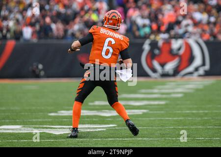 Cincinnati, Ohio, USA. November 2023. November 2023 Cincinnati Bengals Quarterback Jake Browning (6) wirft den Ball während Pittsburgh Steelers gegen Cincinnati Bengals in Cincinnati, OH. Jake Mysliwczyk/AMG Media (Kreditbild: © Jake Mysliwczyk/BMR via ZUMA Press Wire) NUR ZUR REDAKTIONELLEN VERWENDUNG! Nicht für kommerzielle ZWECKE! Stockfoto