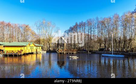 Wintersee bei Sonnenaufgang, blauer Himmel Stockfoto