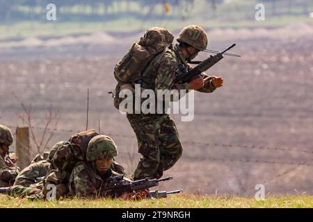 Britische Gurkhas-Soldaten üben im März 2002 auf dem Feuerwehrgebiet Manjaca in Bosnien und Herzegowina aus. Stockfoto