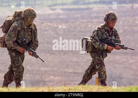 Britische Gurkhas-Soldaten üben im März 2002 auf dem Feuerwehrgebiet Manjaca in Bosnien und Herzegowina aus. Stockfoto