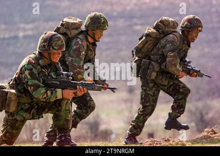 Britische Gurkhas-Soldaten üben im März 2002 auf dem Feuerwehrgebiet Manjaca in Bosnien und Herzegowina aus. Stockfoto