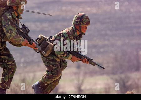 Britische Gurkhas-Soldaten üben im März 2002 auf dem Feuerwehrgebiet Manjaca in Bosnien und Herzegowina aus. Stockfoto