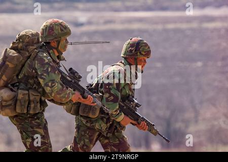 Britische Gurkhas-Soldaten üben im März 2002 auf dem Feuerwehrgebiet Manjaca in Bosnien und Herzegowina aus. Stockfoto