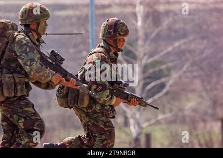 Britische Gurkhas-Soldaten üben im März 2002 auf dem Feuerwehrgebiet Manjaca in Bosnien und Herzegowina aus. Stockfoto