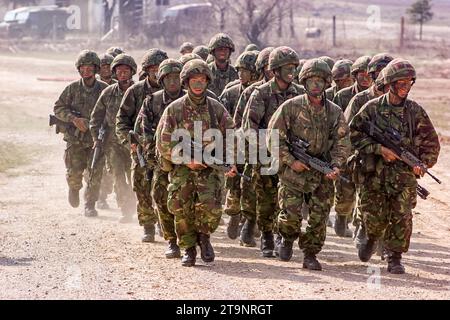 Britische Gurkhas-Soldaten üben im März 2002 auf dem Feuerwehrgebiet Manjaca in Bosnien und Herzegowina aus. Stockfoto