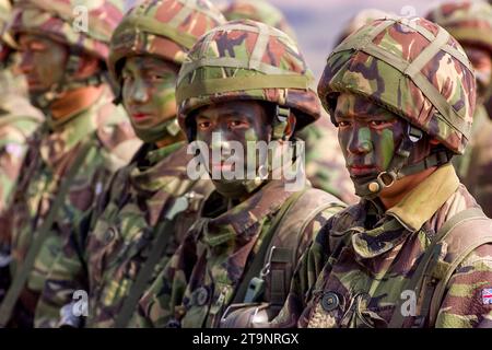 Britische Gurkhas-Soldaten üben im März 2002 auf dem Feuerwehrgebiet Manjaca in Bosnien und Herzegowina aus. Stockfoto