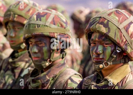 Britische Gurkhas-Soldaten üben im März 2002 auf dem Feuerwehrgebiet Manjaca in Bosnien und Herzegowina aus. Stockfoto