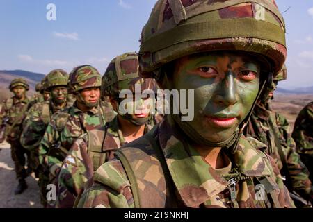 Britische Gurkhas-Soldaten üben im März 2002 auf dem Feuerwehrgebiet Manjaca in Bosnien und Herzegowina aus. Stockfoto