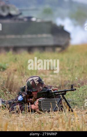 Soldaten des italienischen 186. Fallschirmregiments fallen während der Ausübung der SFOR-Truppen in Bosnien und Herzegowina im September 2003 Stockfoto