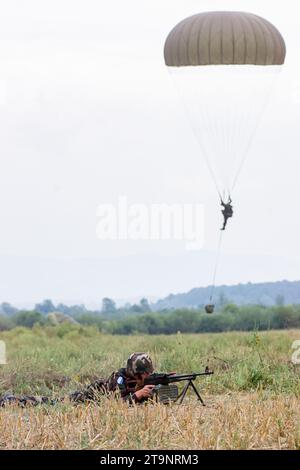 Soldaten des italienischen 186. Fallschirmregiments fallen während der Ausübung der SFOR-Truppen in Bosnien und Herzegowina im September 2003 Stockfoto