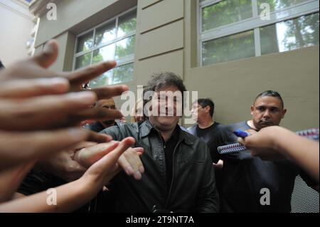 Buenos Aires, Argentinien. november 2023. Der argentinische Präsidentschaftskandidat Javier Milei kommt zur Abstimmung. Stockfoto