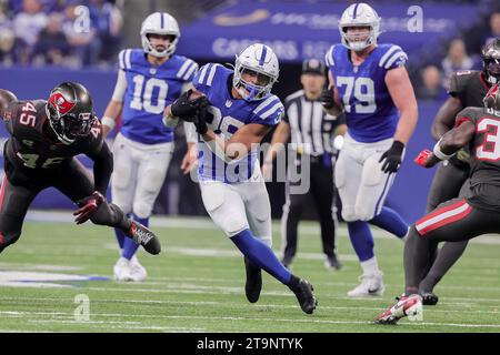 Indianapolis, Indiana, USA. November 2023. Jonathan Taylor (28) trägt den Ball während des Spiels zwischen den Tampa Bay Buccaneers und den Indianapolis Colts im Lucas Oil Stadium in Indianapolis, Indiana. (Kreditbild: © Scott Stuart/ZUMA Press Wire) NUR REDAKTIONELLE VERWENDUNG! Nicht für kommerzielle ZWECKE! Quelle: ZUMA Press, Inc./Alamy Live News Stockfoto