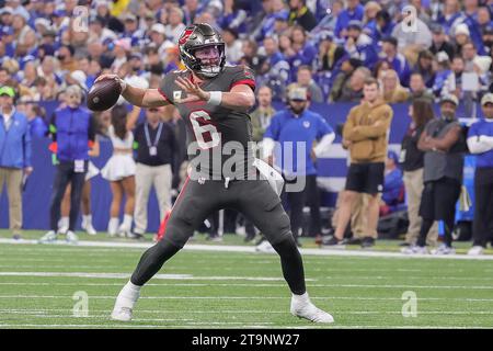 Indianapolis, Indiana, USA. November 2023. Tampa Bay Buccaneers Quarterback Baker Mayfield (6) tritt während des Spiels zwischen den Tampa Bay Buccaneers und den Indianapolis Colts im Lucas Oil Stadium in Indianapolis, Indiana, ein. (Kreditbild: © Scott Stuart/ZUMA Press Wire) NUR REDAKTIONELLE VERWENDUNG! Nicht für kommerzielle ZWECKE! Quelle: ZUMA Press, Inc./Alamy Live News Stockfoto