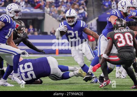 Indianapolis, Indiana, USA. November 2023. Indianapolis Colts Running Back Zack Moss (21) trägt den Ball während des Spiels zwischen den Tampa Bay Buccaneers und den Indianapolis Colts im Lucas Oil Stadium in Indianapolis, Indiana. (Kreditbild: © Scott Stuart/ZUMA Press Wire) NUR REDAKTIONELLE VERWENDUNG! Nicht für kommerzielle ZWECKE! Quelle: ZUMA Press, Inc./Alamy Live News Stockfoto