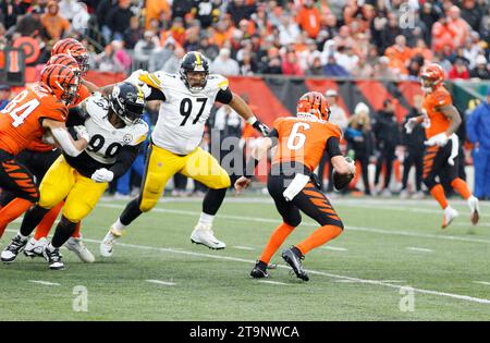 Cincinnati, Ohio, USA. November 2023. Cincinnati Bengals Quarterback Jake Browning (6) während des regulären Saisonspiels zwischen den Pittsburgh Steelers und Cincinnati Bengals in Cincinnati, Ohio. JP Waldron/Cal Sport Media/Alamy Live News Stockfoto