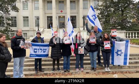 26. November 2023, Washington, District of Columbia, USA: Teilnehmer einer wöchentlichen Mahnwache, um den Geiselgesang „Bring sie jetzt nach Hause“ zu veröffentlichen. Die Mahnwache wird jeden Sonntag fortgesetzt, bis alle entlassen sind. (Credit Image: © Sue Dorfman/ZUMA Press Wire) NUR REDAKTIONELLE VERWENDUNG! Nicht für kommerzielle ZWECKE! Stockfoto