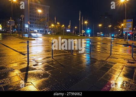 Straßenszenen zur späten Stunde Impressionen zur späten Stunde am Essener Hauptbahnhof und dessen Umfeld Essen Nordrhein-Westfalen Deutschland *** Straßenszenen spät in der Nacht Impressionen spät in der Nacht am Essener Hauptbahnhof und Umgebung Essen Nordrhein-Westfalen Deutschland Credit: Imago/Alamy Live News Stockfoto