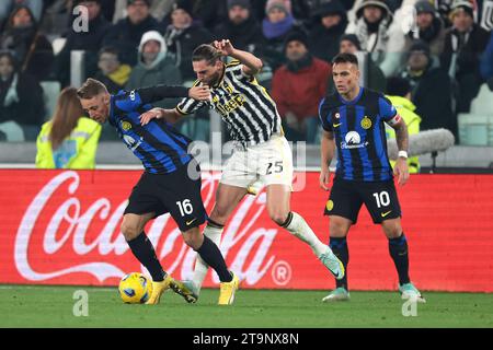 Turin, Italien. November 2023. Lautaro Martinez vom FC Internazionale sieht sich an, als Adrien Rabiot von Juventus während des Spiels der Serie A im Allianz-Stadion in Turin mit Davide Frattesi vom FC Internazionale streitet. Der Bildnachweis sollte lauten: Jonathan Moscrop/Sportimage Credit: Sportimage Ltd/Alamy Live News Stockfoto