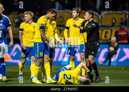 Lyngby, Dänemark. November 2023. Schiedsrichter Kyriakos Athanasiou wurde während des 3F Superliga-Spiels zwischen Lyngby BK und Broendby IF im Lyngby Stadium in Lyngby gesehen. (Foto: Gonzales Photo/Alamy Live News Stockfoto