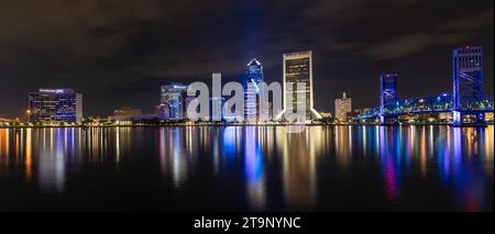 Skyline von Jacksonville, Florida über der St. Johns River. Stockfoto