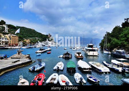 Die Häuser und Boote am Hafen von Portofino an der italienischen Riviera. Portofino, Genua, Ligurien Stockfoto