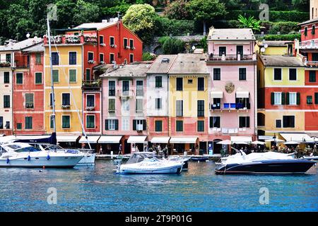 Die Häuser und Boote am Hafen von Portofino an der italienischen Riviera. Portofino, Genua, Ligurien Stockfoto