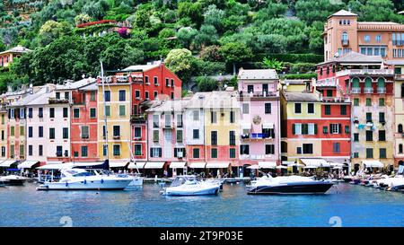 Die Häuser und Boote am Hafen von Portofino an der italienischen Riviera. Portofino, Genua, Ligurien Stockfoto