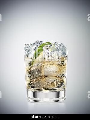 Glas klassischer Alkohol Cocktail Moskau Mule mit Ingwerbier, Wodka, Eis und Limette in einem Tumbler auf abgestuftem Hintergrund Stockfoto