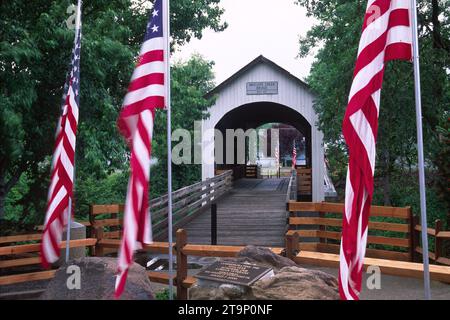 Antelope Covered Bridge mit amerikanischen Flaggen, Eagle Point, Oregon Stockfoto