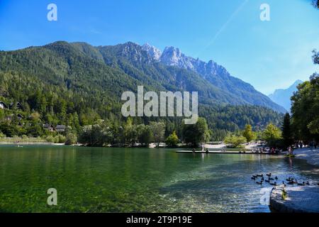 Das grüne Wasser des Jasna Lake ist umgeben von Bäumen, Wald und Hügel auf der Rückseite Stockfoto