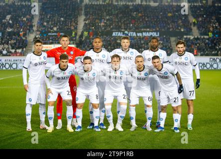 Bergamo, Italien. November 2023. SSC Napoili Teambild, (L -R, up) Mathías Olivera, Pierluigi Gollini, Natan, Amir Rrahmani, André-Frank Zambo Anguissa, Khvicha Kvaratskhelia und Giovanni Di Lorenzo, Giacomo Raspadori, Piotr Zielinski, Stanislav Lobotka, Matteo Politano Politano, die während des Spiels zwischen Atalanta BC und SSC Napoli im Rahmen der italienischen Serie A, Saison 2023/2024, im Gewiss Stadion zu sehen waren. Endpunktzahl: Atalanta 1:2 Napoli. (Foto: Nderim Kaceli/SOPA Images/SIPA USA) Credit: SIPA USA/Alamy Live News Stockfoto