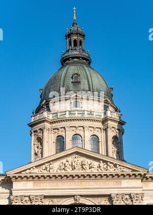 Nahaufnahme von St.. Stevens Basilika in Budapest an einem sonnigen Nachmittag Stockfoto