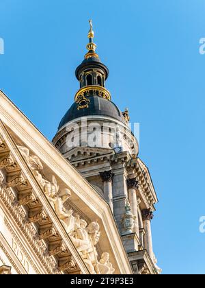 St. Der südliche Glockenturm der Stephen Basilika an einem sonnigen Nachmittag Stockfoto