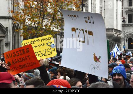 Der marsch gegen den Antisemitismus beginnt am 26. November 2023 an den Royal Courts of Justice in London Stockfoto