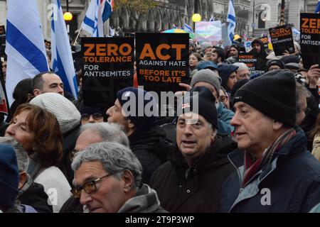 Der marsch gegen den Antisemitismus beginnt am 26. November 2023 an den Royal Courts of Justice in London Stockfoto