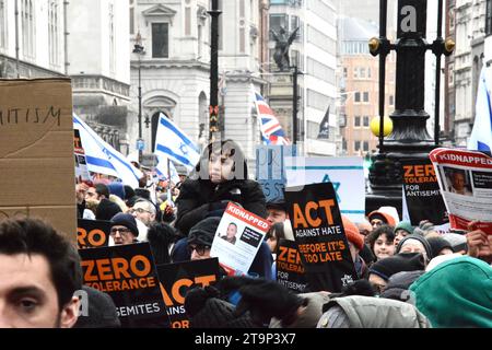 Der marsch gegen den Antisemitismus beginnt am 26. November 2023 an den Royal Courts of Justice in London Stockfoto