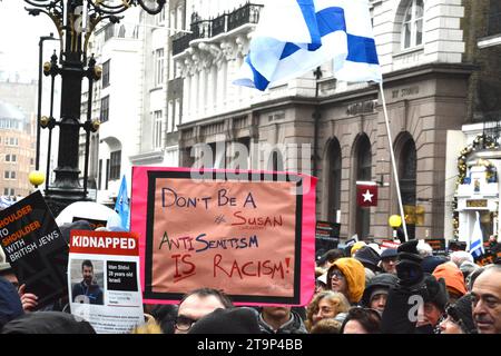 Der marsch gegen den Antisemitismus beginnt am 26. November 2023 an den Royal Courts of Justice in London Stockfoto